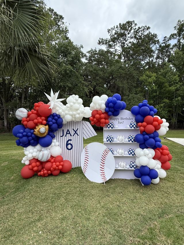 Balloon decor by Luxeballoon