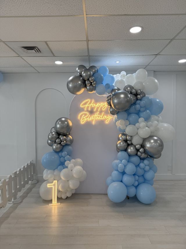 Balloon decor by Luxeballoon