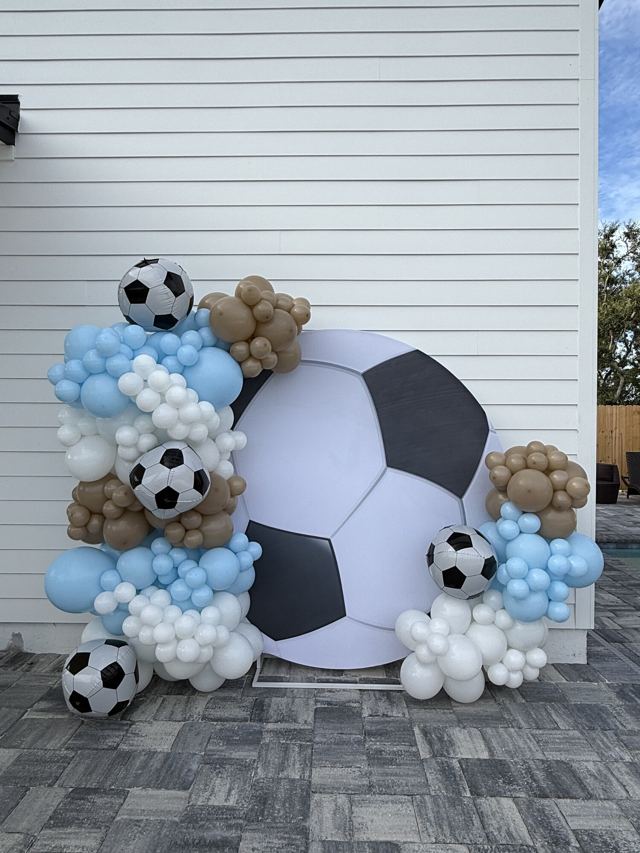 Balloon decor by Luxeballoon