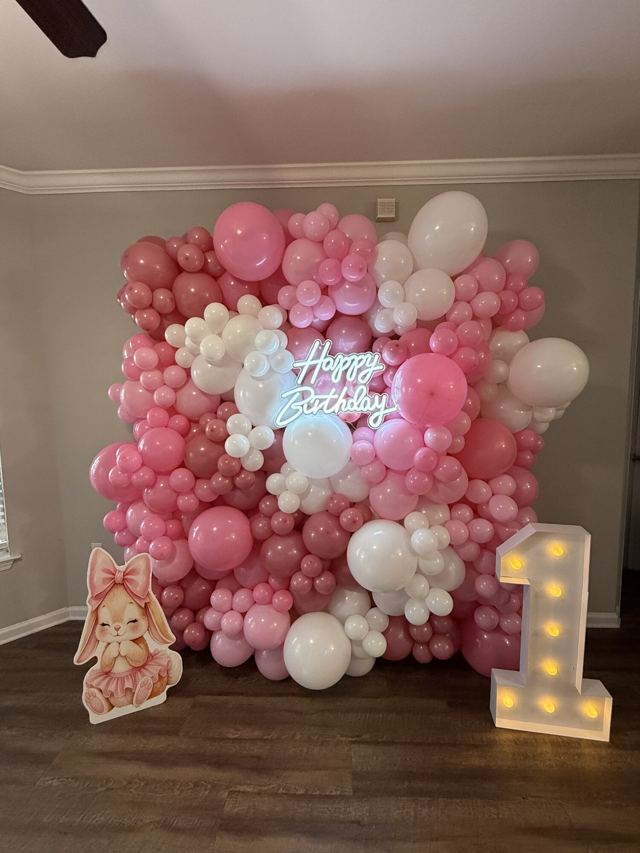 Balloon decor by Luxeballoon